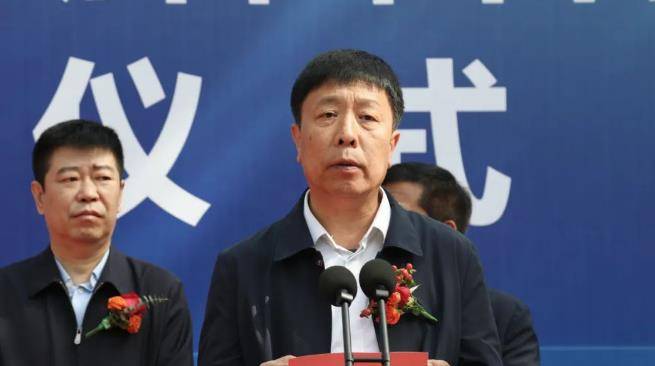 鹏飞集团首批氢能通勤客车震撼登场,首辆氢能装载机投运助力绿色出行