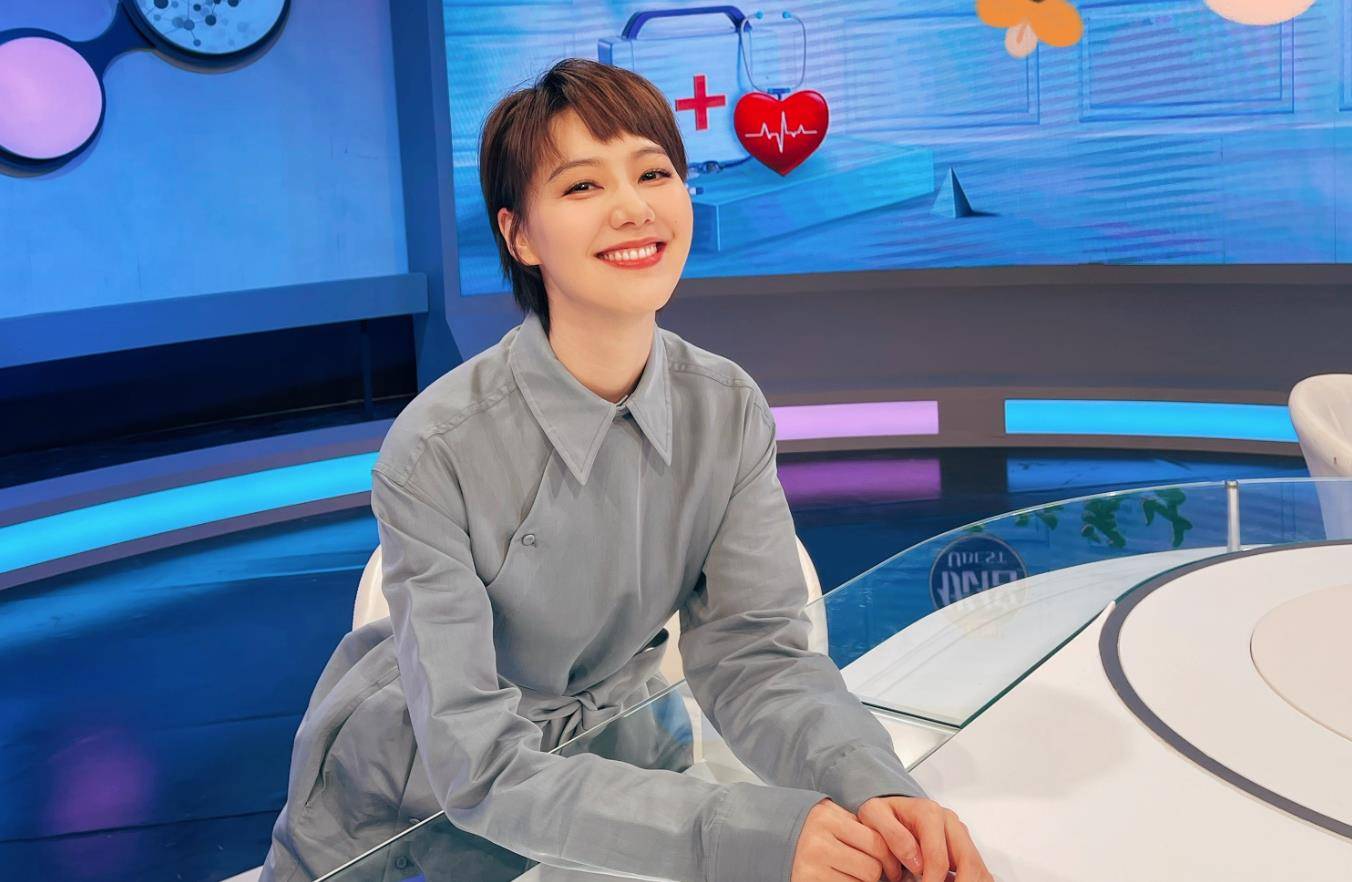 央视主持王冠:和曹可凡传绯闻,被母亲催婚,38岁未婚也幸福_广告_卫视