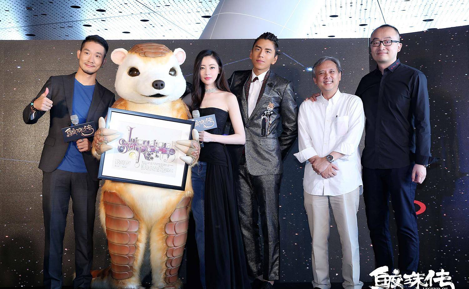 张天爱:频繁修改年龄上热搜,红毯抢邓超c位,与金晨陷抢戏风波_爱的