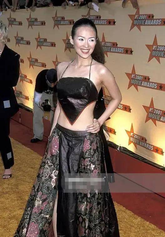 比如章子怡有多"豪放"?她曾在红毯上身穿"肚兜裙