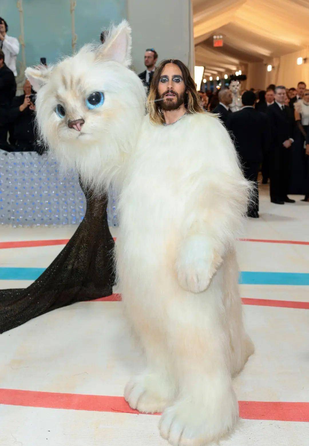 杰瑞德莱托扮成老佛爷的猫走红毯!_卡尔·拉格斐_metgala_造型