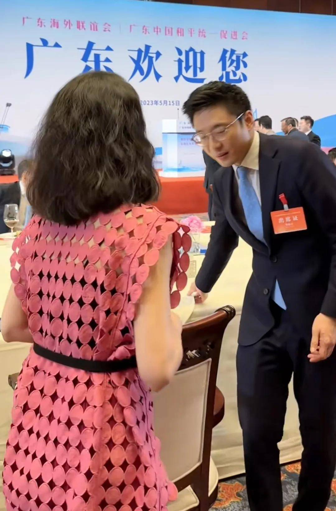 联谊会上的霍启山西装革履,和女士说话的时候还专门俯身对话,一副绅士