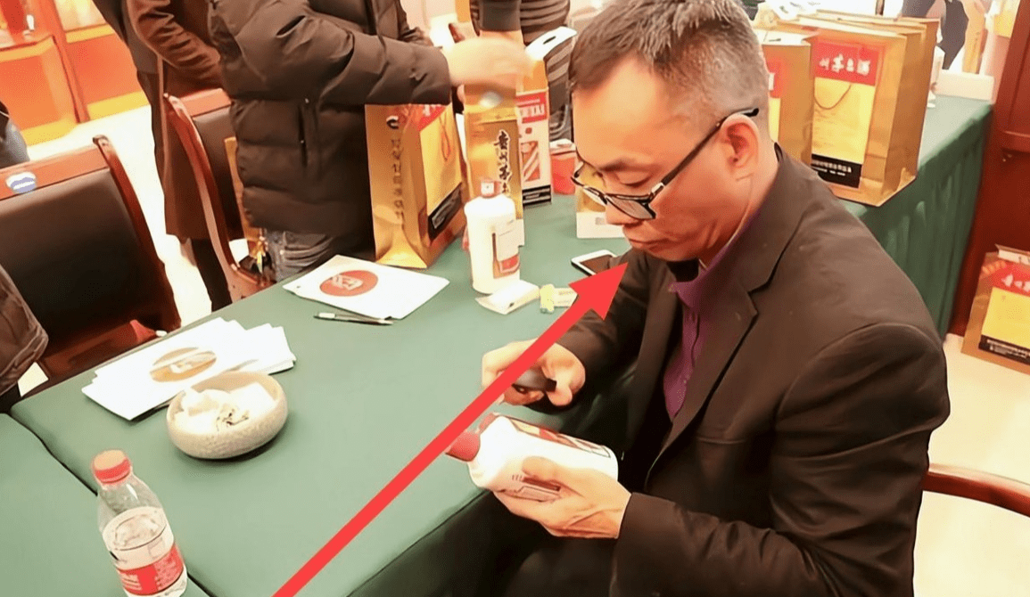 辽宁一人带着塑料瓶装茅台,去测试鉴酒师的水平,结果尴尬到怀疑人生