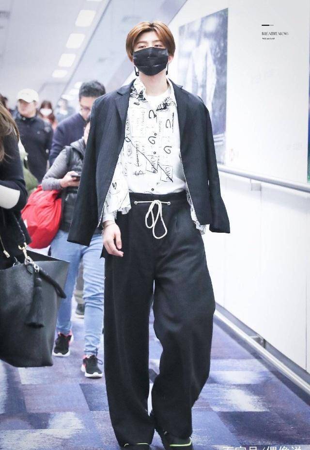 蔡徐坤从台北飞回深圳,粉丝从最新机场图中发现坤坤最近有变化_ikun