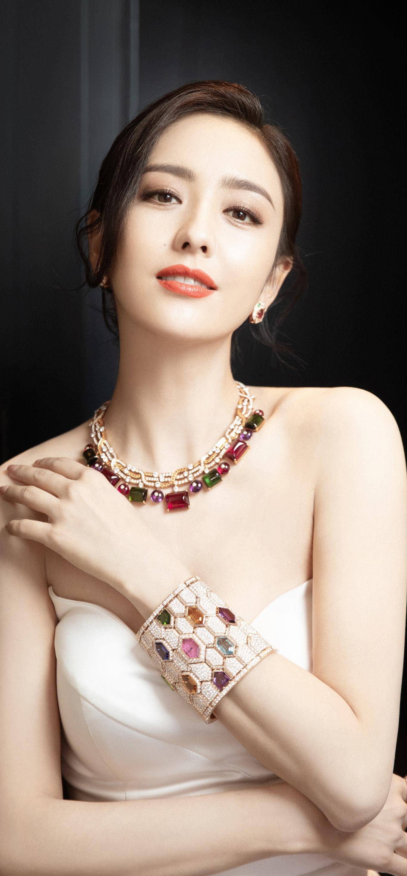 多才多艺的美丽女演员佟丽娅_演艺事业_观众_演出