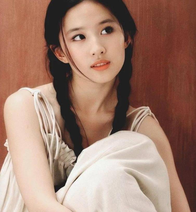 对于刘亦菲大家对她都不陌生了,刘亦菲十几岁的年纪就已经出道了,当时