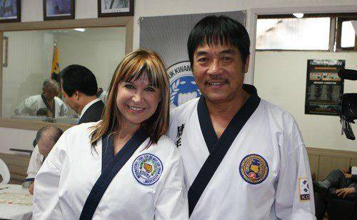 1982年起与导演何志强合作由国外制作《少林沙弥》等多部电影,后来又