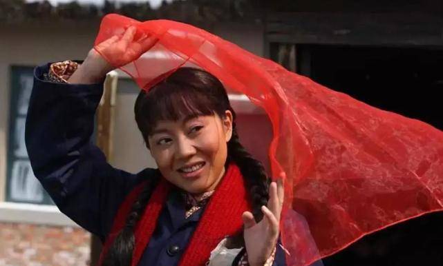 出演那些和柴米油盐分不开的劳动妇女,比如《房前屋后》的丧偶女工