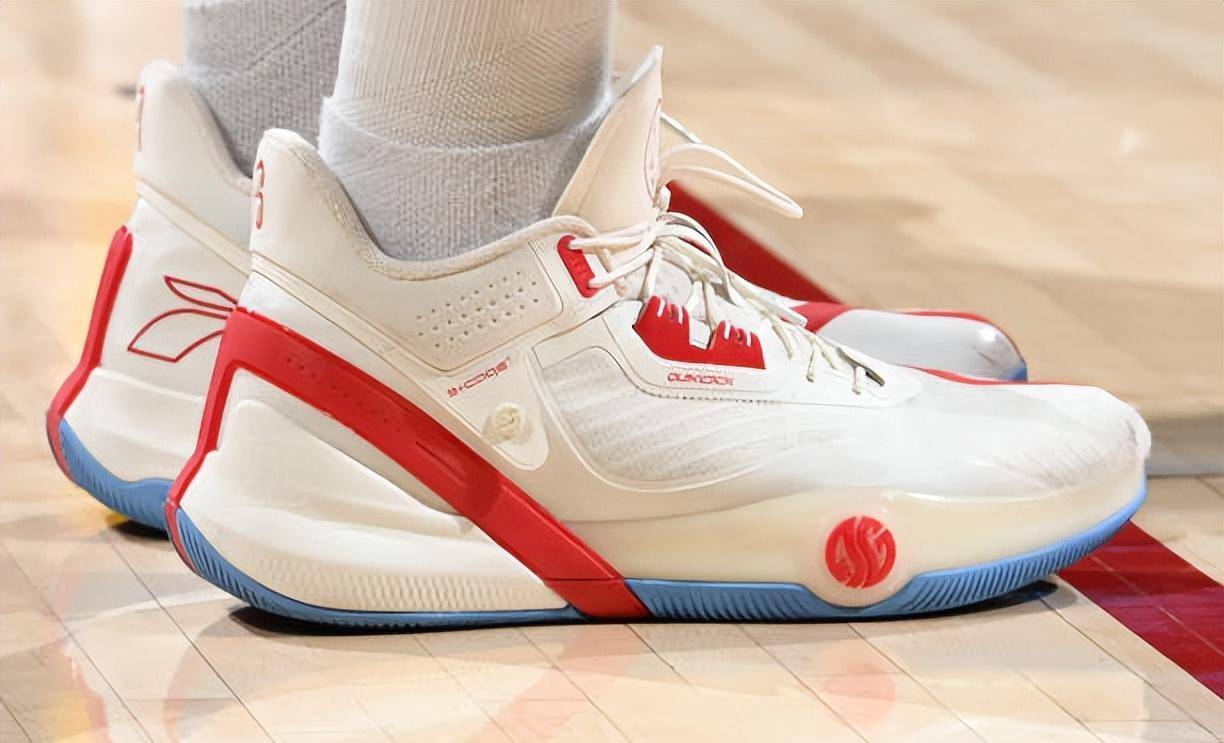 0prope小里夫斯这一季还在用这个配色好看,看来第一代签名鞋也不远了.