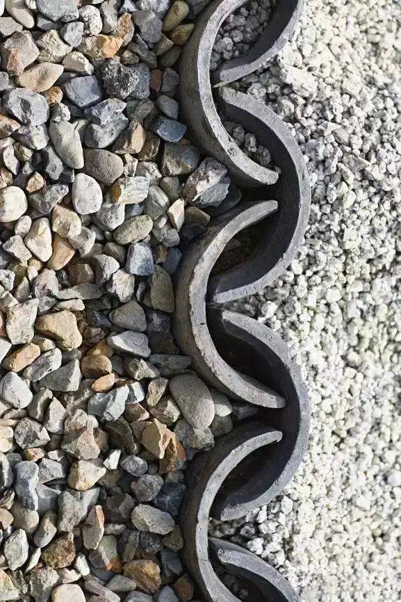 当古老的瓦片出现在庭院里,给你带来一场新奇的体验