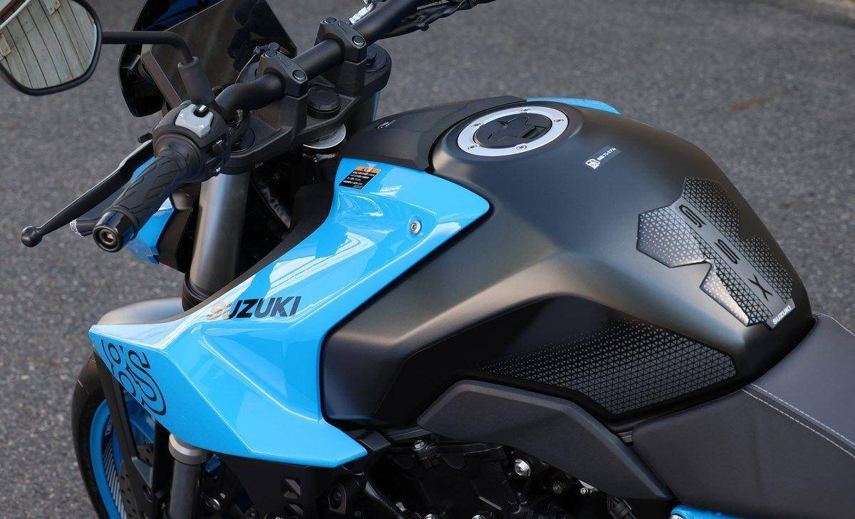 suzuki gsx-8s双脚着地性实测!详细规格展示_搜狐汽车_搜狐网