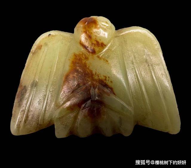 翅膀上阳刻线条,双腿弯曲,尾部羽毛,整体包浆自然磨损断代可供参考