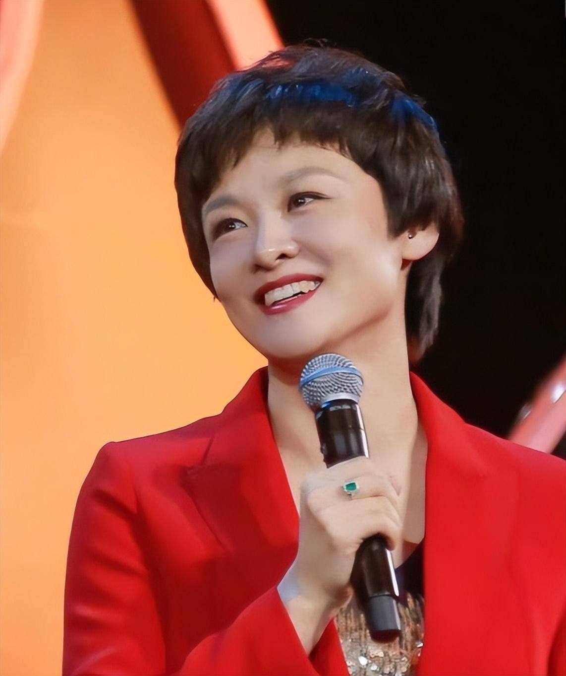 央视主持人李小萌女儿11岁了,身高腿长学马术,比王诗龄更优秀_孩子