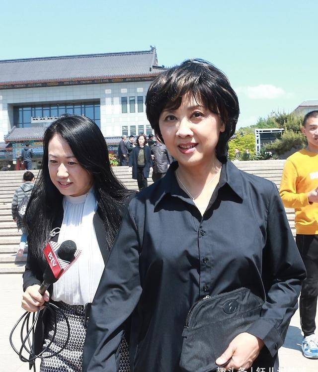 它是由著名演员朱琳饰演的,在剧中,她把女王的形象表现得淋漓尽致,被