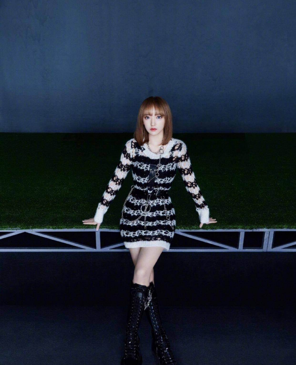 "电竞少女"程潇现身节目录制,穿黑白镂空针织裙,106斤绝了_黑色_粉色