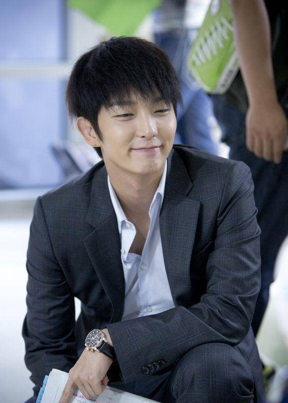 近日韩剧《邪恶之花》开播,刚一上线就受到了很多观众的喜欢,第一集就