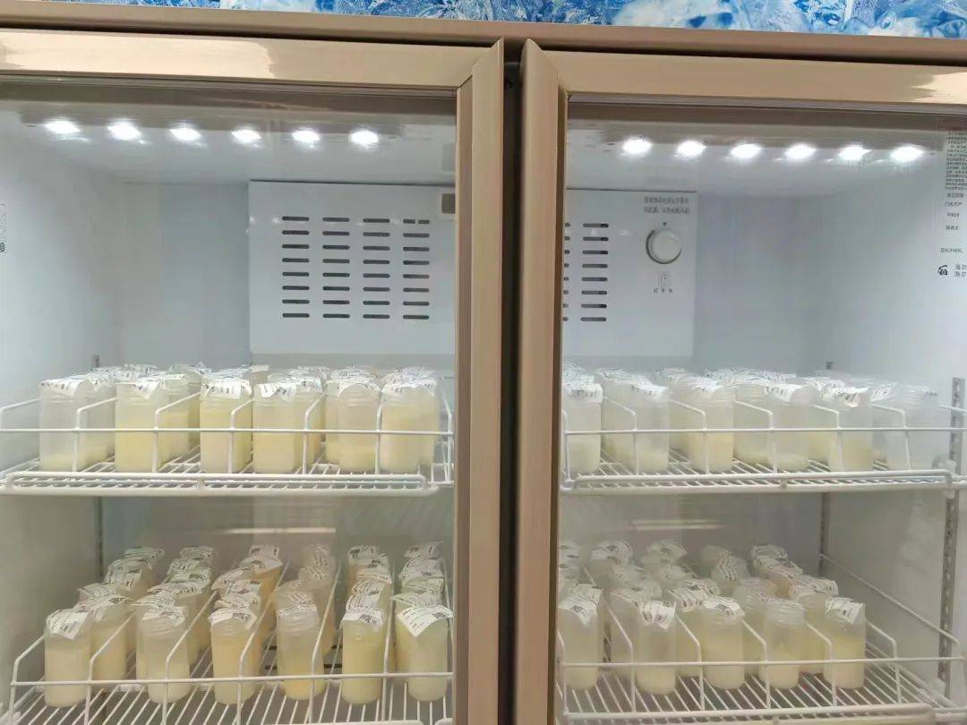 存储在专业设备中的捐赠母乳医院执行院长郭薇薇表示,该母乳库将坚持