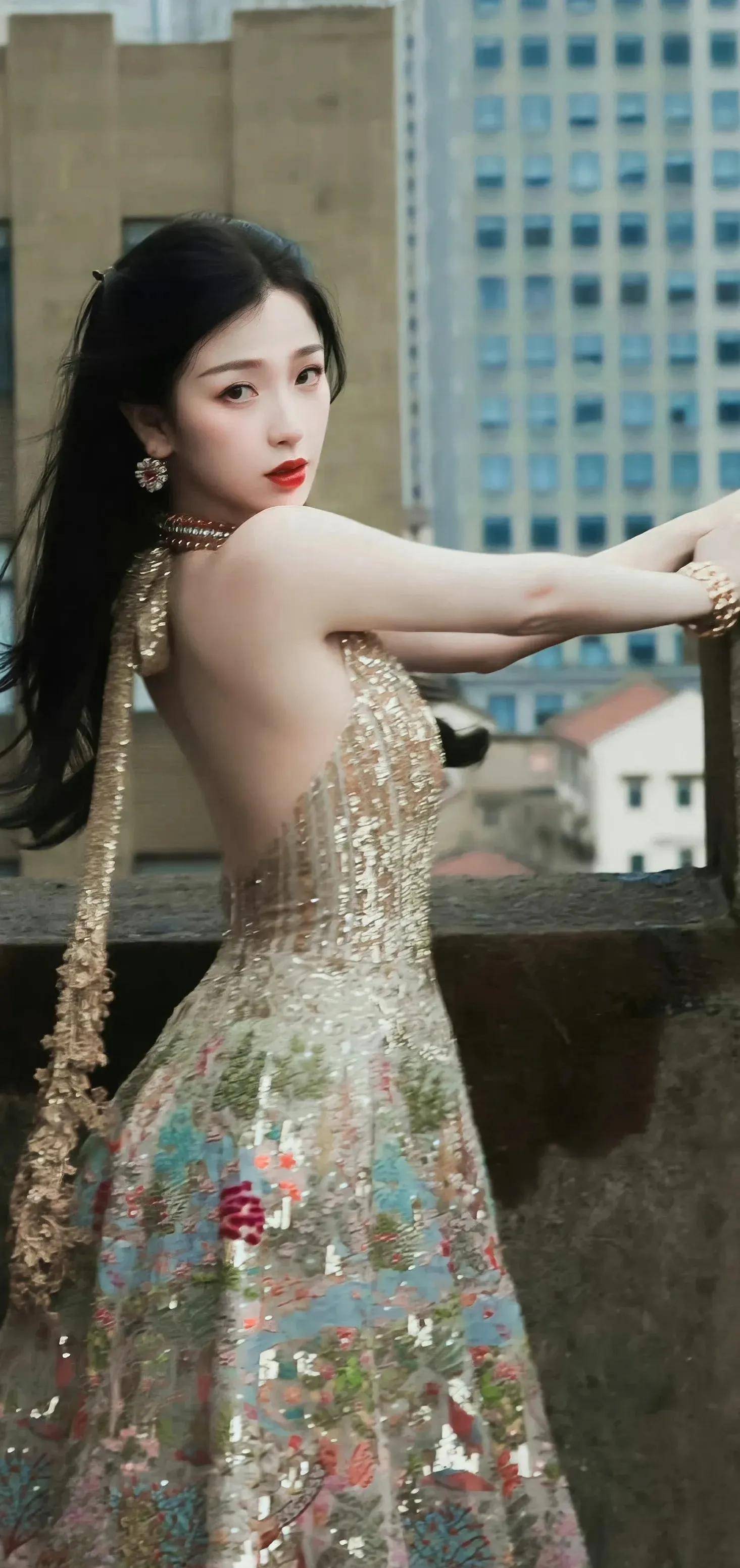 虞书欣的金色深v连衣裙时尚优雅,惊艳了时尚圈,成为城中话题_裙子