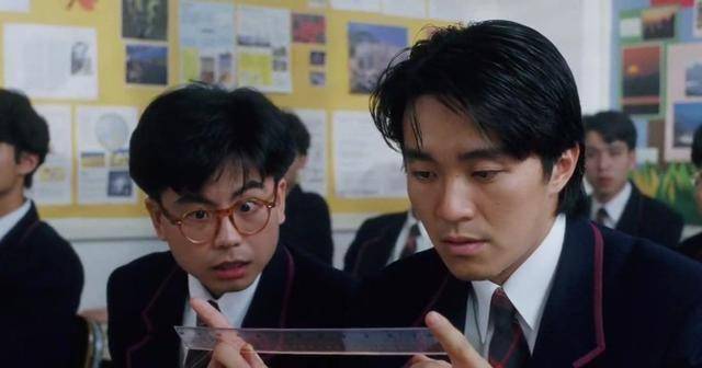 在《逃学威龙》里,黄炳耀饰演的王局长为了寻找自己丢失的"善良之枪"