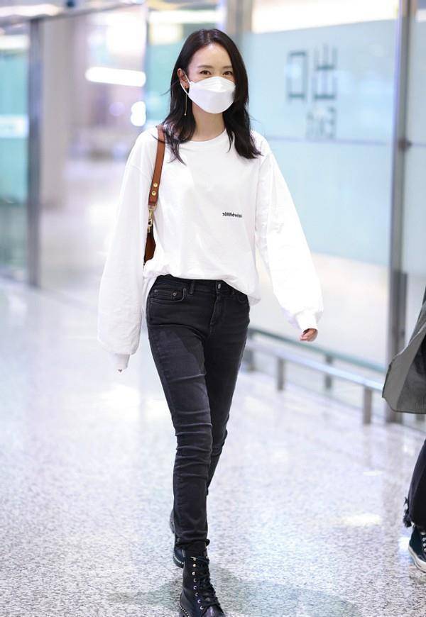 如果选择了宽松版型的白色卫衣,那么黑色裤子建议选择紧身款.