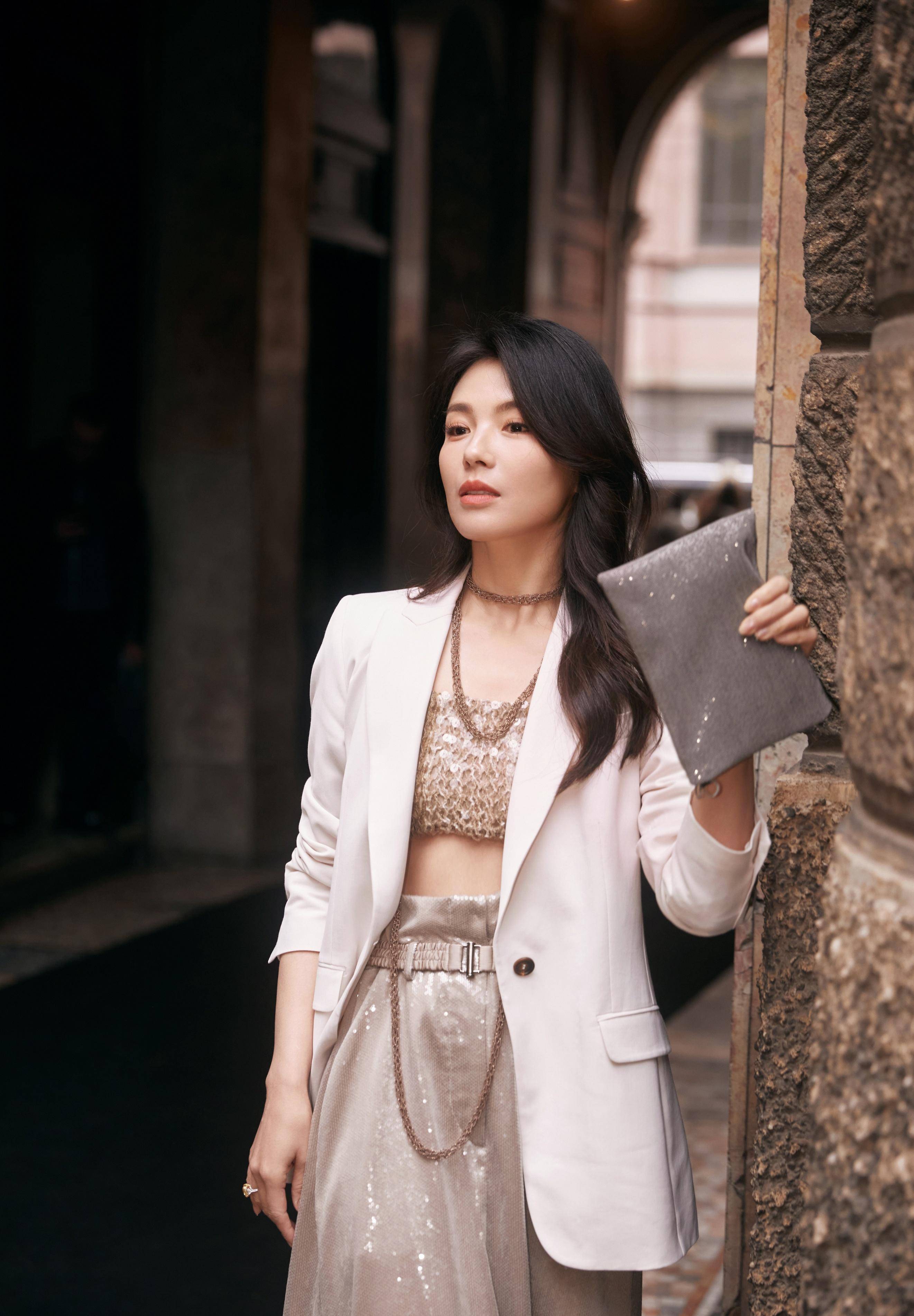 与朱珠和刘涛相比,谁代表时尚女性?看完朱珠的成名片,你喜欢吗?