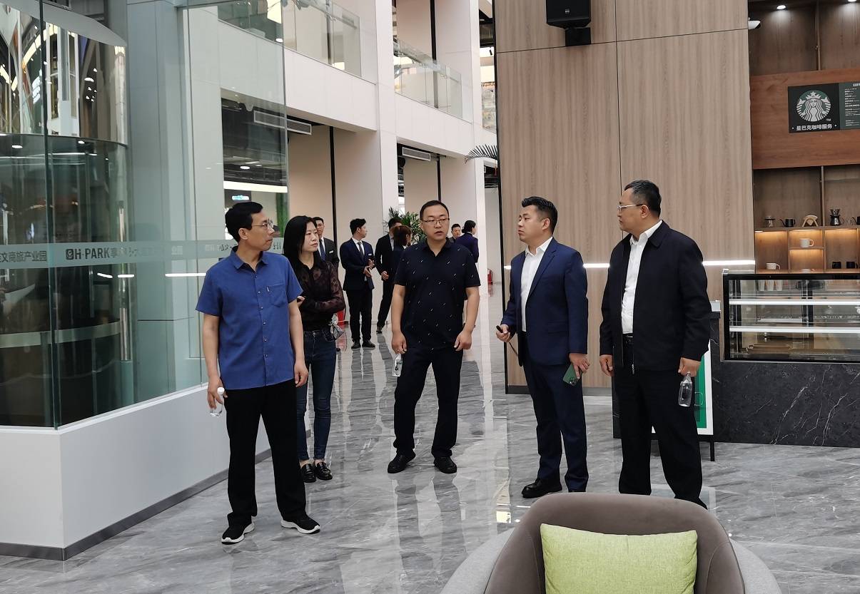 此次调研,战青林副部长一行重点参观和详细了解了直播基地和点石众创