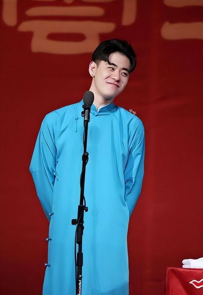 张云雷的长相身高都在德云社中算是顶级,放到娱乐圈中也可以称作小