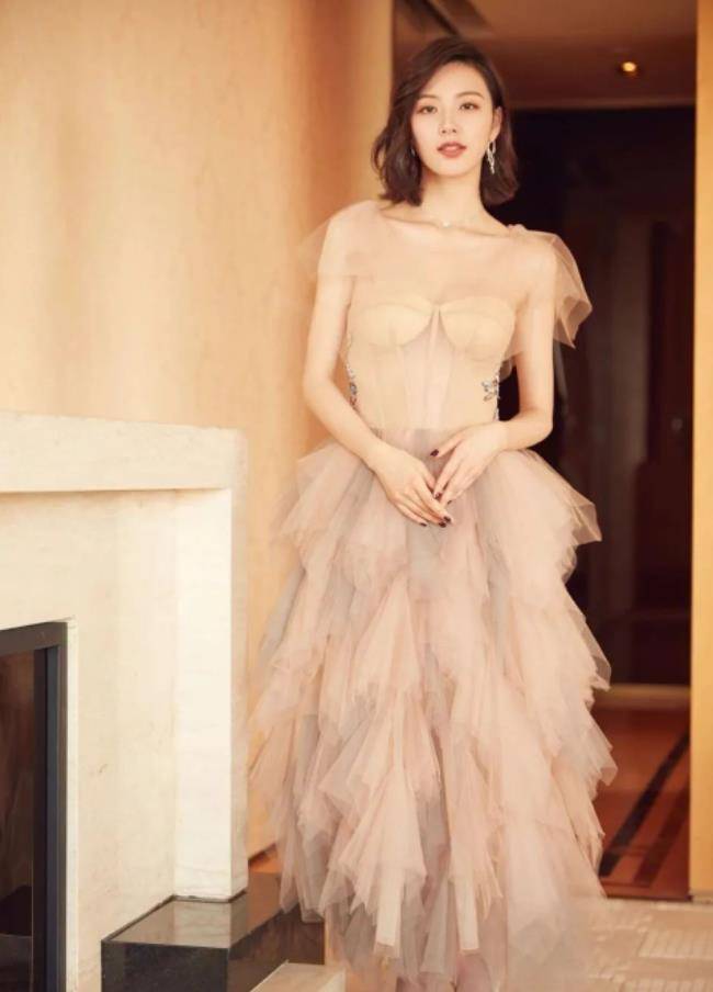 31岁陈雅婷质疑"3d时尚薄纱裙"配得上王校长最爱的女人_王思聪_裙子