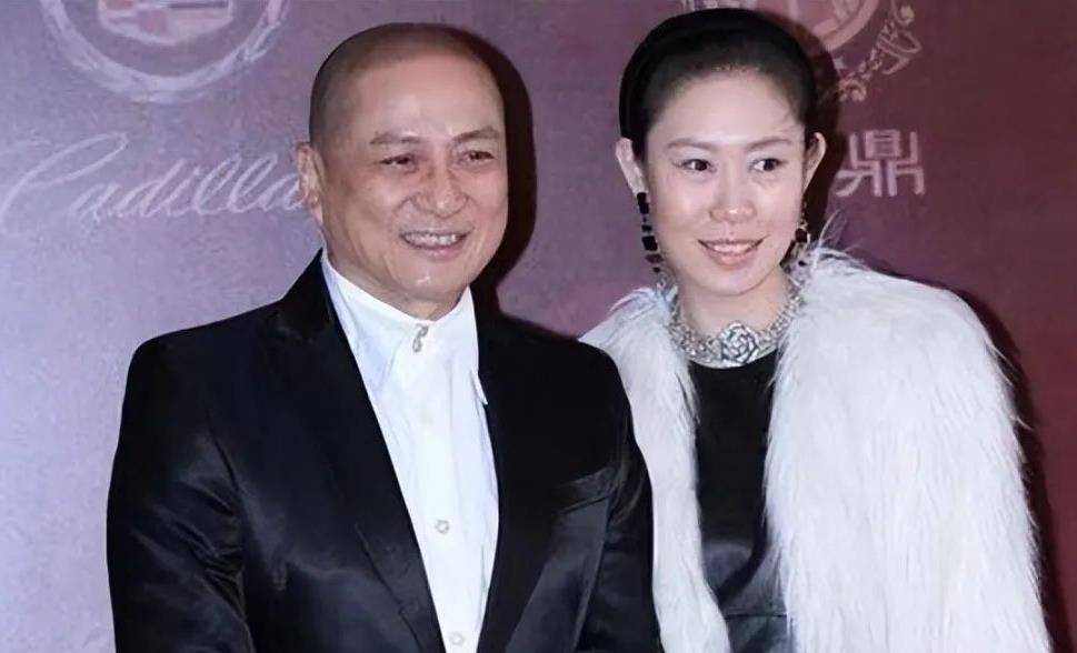 汤镇业夫妇罕见露面,小25岁娇妻长相一般但身材好,穿