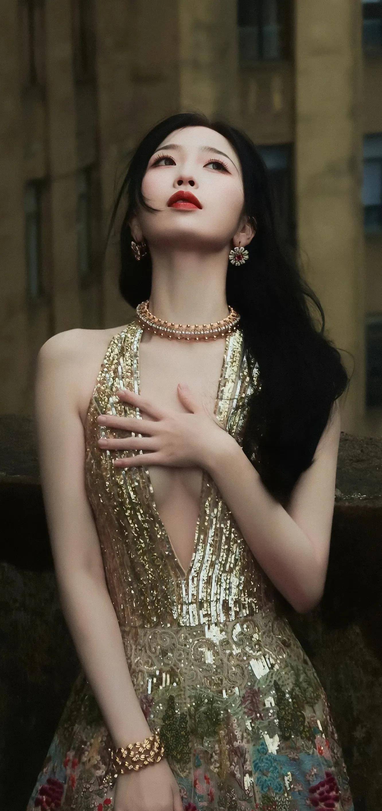 虞书欣的金色深v连衣裙时尚优雅,惊艳了时尚圈,成为城中话题_裙子