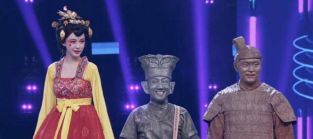 孙坚 虎虎孙坚选取了张曼玉在《花样年华》里经典的旗袍形象,自己儒雅