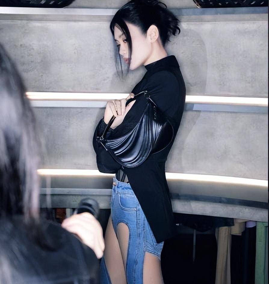 奚梦瑶穿时尚拼接牛仔裤引争议,和李彩琳比美,有失豪门阔太风范_何猷
