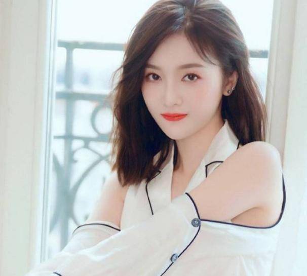 "青春有你2"竟隐藏一位十分低调的选手,家境和虞书欣不相上下_程曼鑫