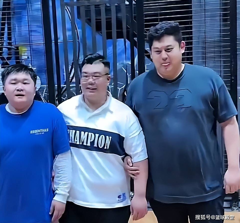 郭艾伦居然在那调侃男球迷,因为他们的体重非常大,郭艾伦直呼:你们两