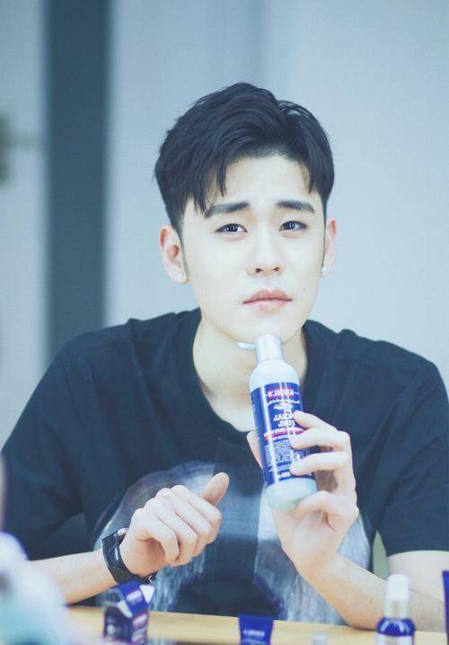 2016年,张云雷在师父的帮忙下参加了《笑傲江湖》,这一上电视张云雷就