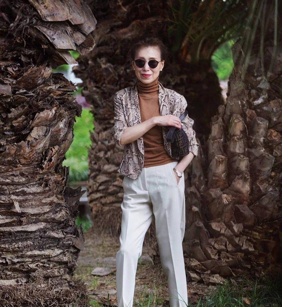 60岁以后,她的气质很大程度上取决于她的着装是优雅还是张扬_衣服