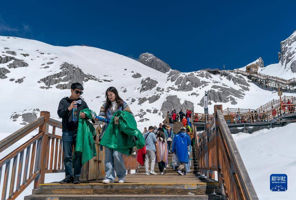 玉龙雪山景区开启夏日旅游季_游客_陈欣波_云南省