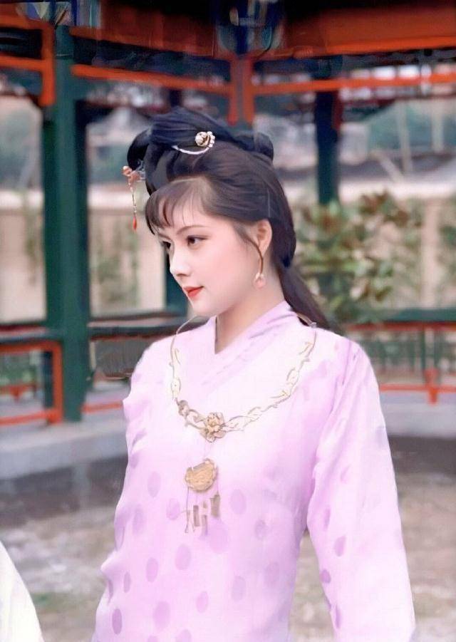 "薛宝钗"晒近照状态好,56岁张莉肤白貌美,身材窈窕气质绝佳_红楼梦