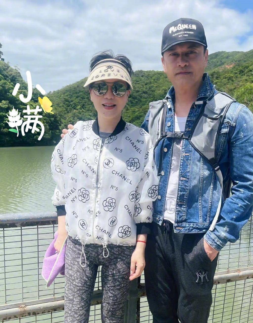 杨小娟出席阔太典礼,李念身着牛仔套装现身,腰间挂着一万元的小包