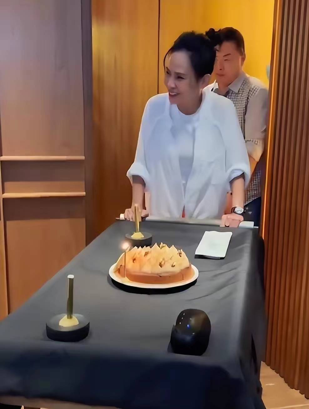 值得一提的是在周润发生日当天,周润发的妻子陈荟莲还亲自推着蛋糕车