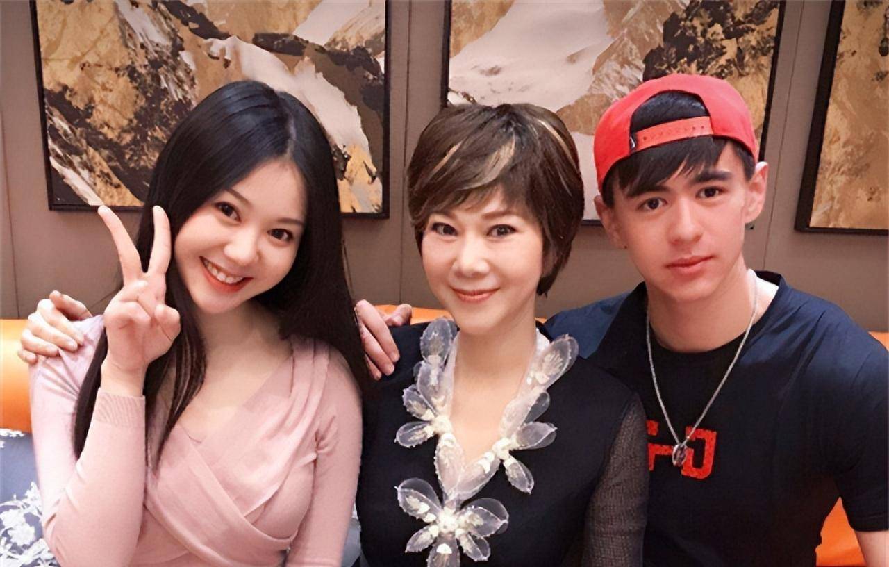 施之皓前妻曹燕华低调二婚,嫁1.
