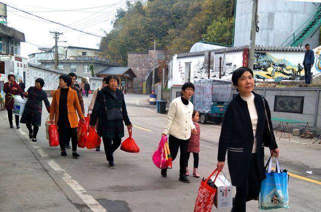 这一天,玉环市栈台客运码头,移居在玉环,楚门等地的渔家男女提着装有