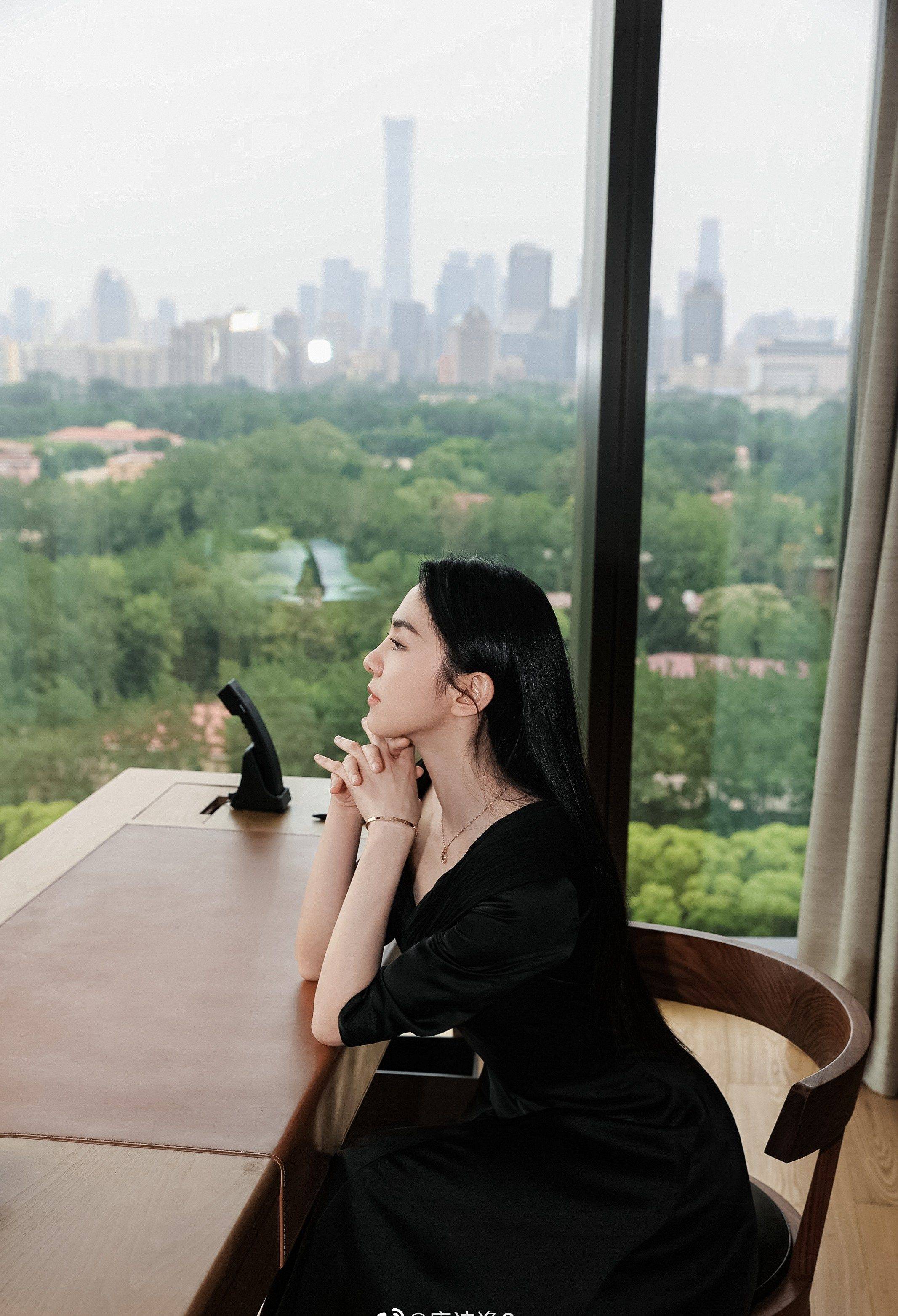 唐诗逸黑色连衣裙优雅迷人写真_设计_裙子_气质