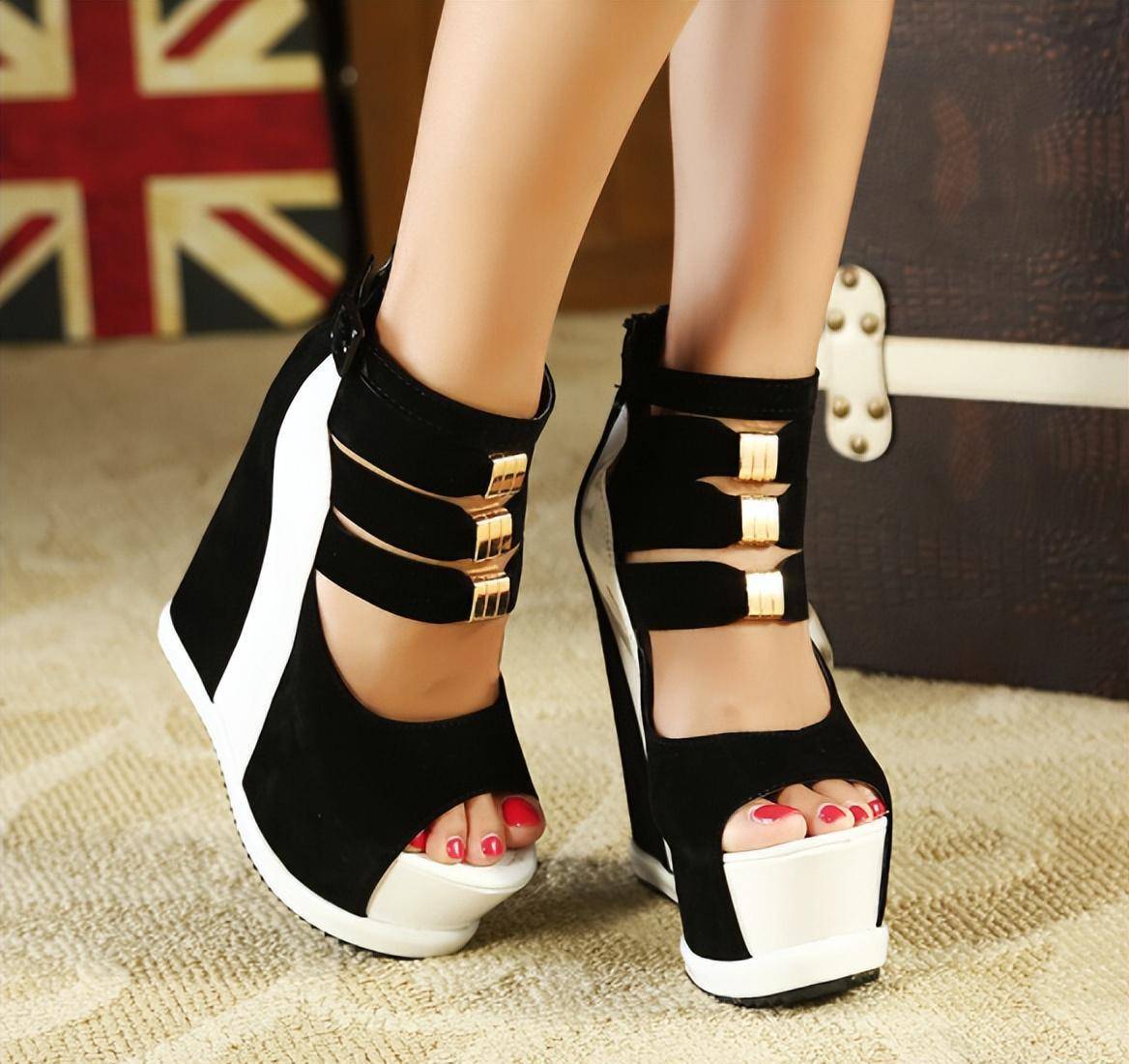 盘点直男最"讨厌"女生穿的鞋子,俗气又掉价,看你的鞋柜里有吗_帆布鞋