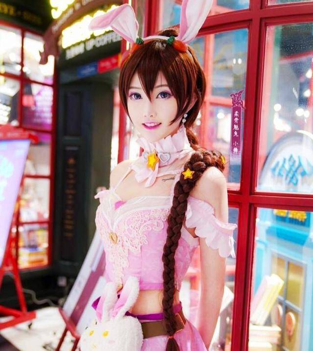 斗罗cos:终于在现实找到小舞,粉色花纹裤美爆,唯一不足是腿_大陆_武魂