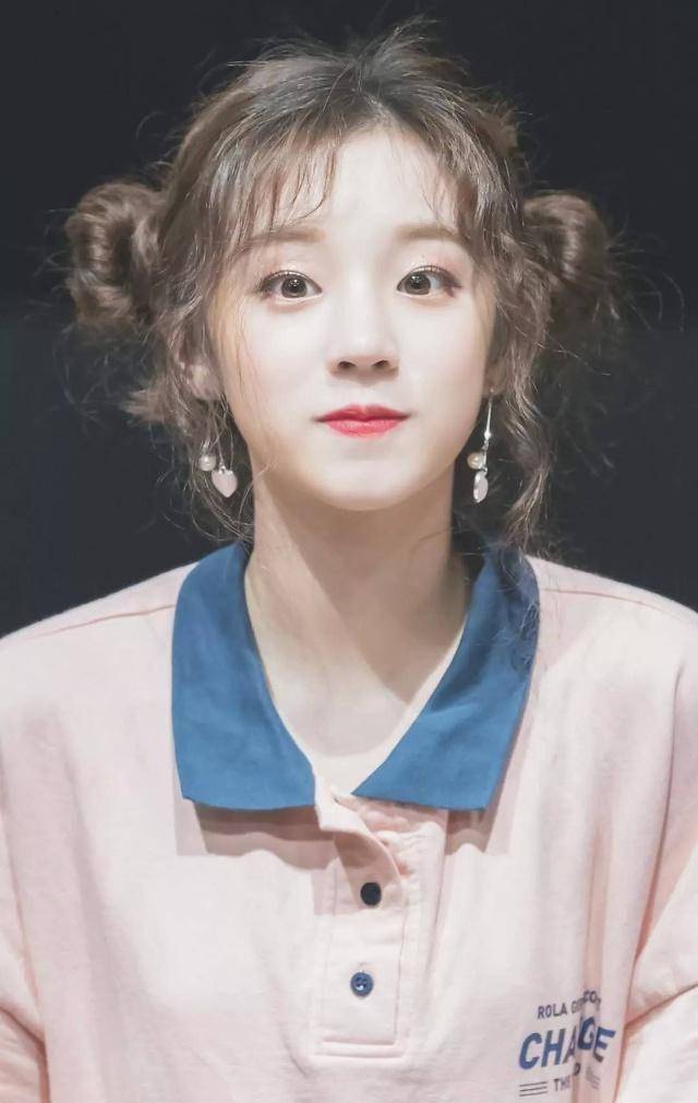 "跑男"新人宋雨琦一头金色卷发太亮眼,时尚衣品更是给颜值加分_妹子