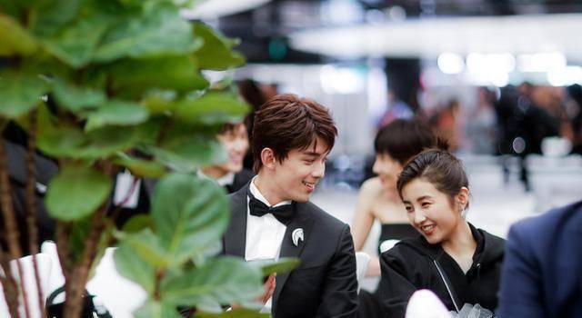 "女为悦己者容"说的真没错,张子枫和吴磊并肩,感觉笑的真甜_连衣裙