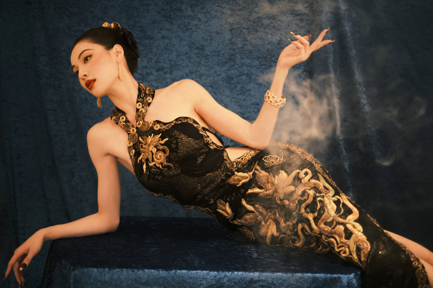 钟楚曦戛纳红毯 一袭黑金旗袍明艳大气,红毯上的东方美人_中国_电影节