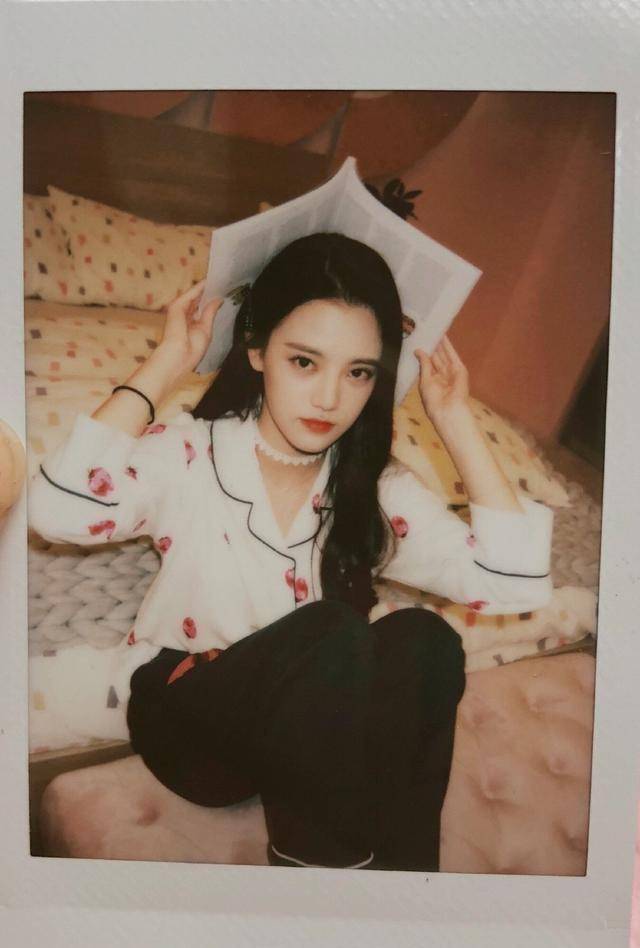 接下来看看她的其它穿搭,作为毕业制偶像snh48出身