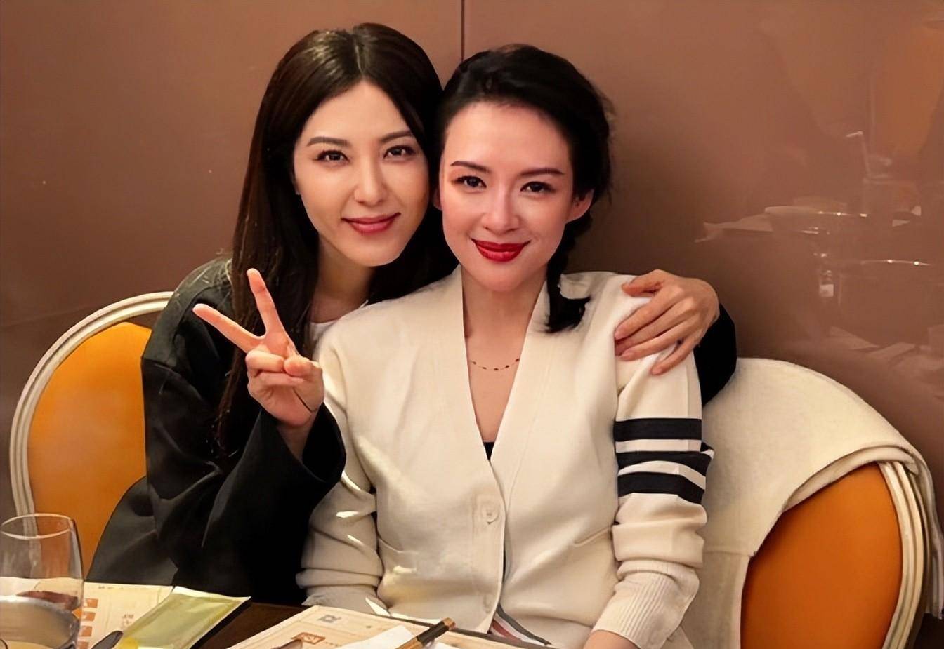 澳门同学聚会美女镜头下年轻20岁的章子怡,"京剧校花"成了陪衬_款式